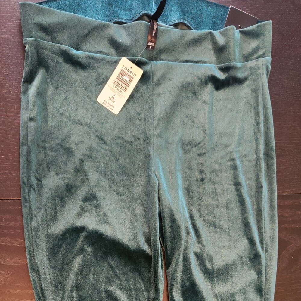 Green torrid velvet leggings size 2X, new with tags